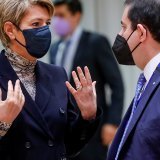 "La position de la Suisse est très claire : ce qui compte à présent, c'est d'apporter notre aide, de manière rapide et pragmatique, à tous les niveaux", a fait savoir la conseillère fédérale Karin Keller-Sutter à Bruxelles.